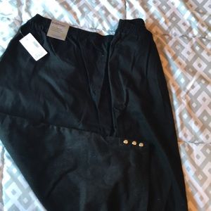 Catherine’s black capris